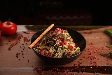 Taze salata tabağı ile karışık yeşillik