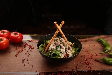 Taze salata tabağı ile karışık yeşillik