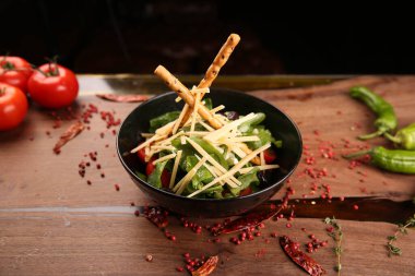 Taze salata tabağı ile karışık yeşillik