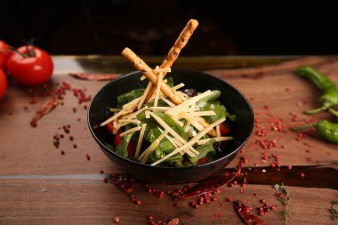 Taze salata tabağı ile karışık yeşillik