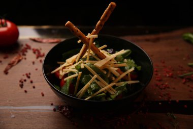 Taze salata tabağı ile karışık yeşillik