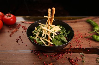 Taze salata tabağı ile karışık yeşillik