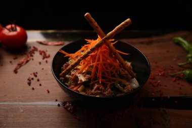 Taze salata tabağı ile karışık yeşillik