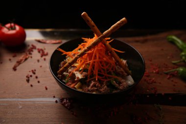 Taze salata tabağı ile karışık yeşillik