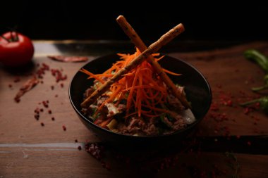 Taze salata tabağı ile karışık yeşillik