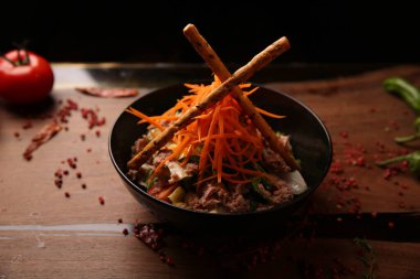 Taze salata tabağı ile karışık yeşillik