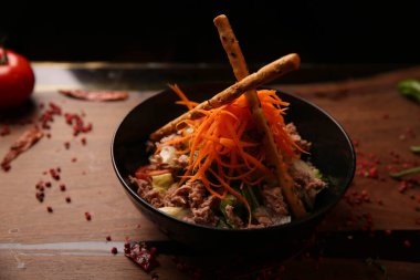 Taze salata tabağı ile karışık yeşillik