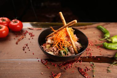 Taze salata tabağı ile karışık yeşillik