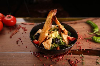 Taze salata tabağı ile karışık yeşillik