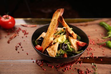 Taze salata tabağı ile karışık yeşillik