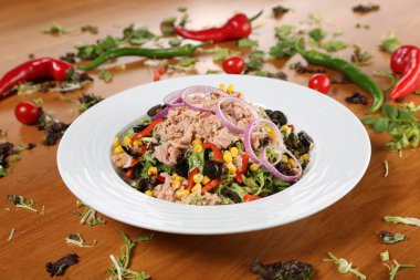 Taze salata tabağı ile karışık yeşillik