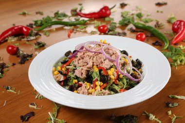 Taze salata tabağı ile karışık yeşillik