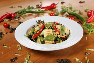 Taze salata tabağı ile karışık yeşillik