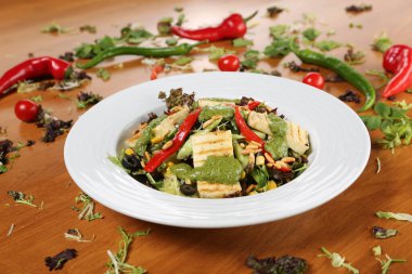 Taze salata tabağı ile karışık yeşillik