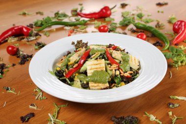 Taze salata tabağı ile karışık yeşillik