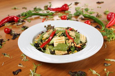 Taze salata tabağı ile karışık yeşillik