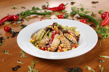 Taze salata tabağı ile karışık yeşillik