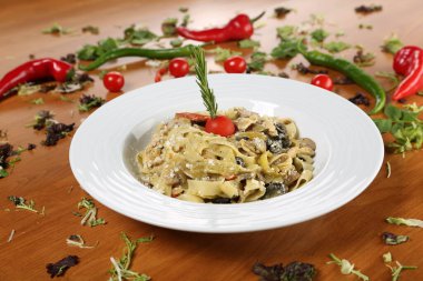 Taze salata tabağı ile karışık yeşillik