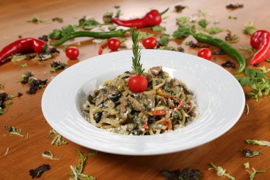 Taze salata tabağı ile karışık yeşillik