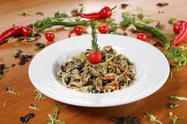 Taze salata tabağı ile karışık yeşillik