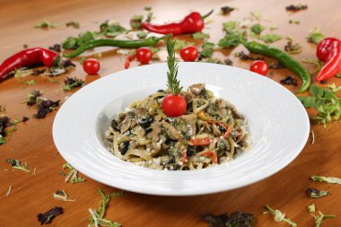 Taze salata tabağı ile karışık yeşillik