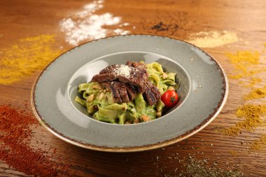 Taze salata tabağı ile karışık yeşillik