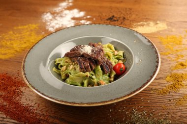 Taze salata tabağı ile karışık yeşillik