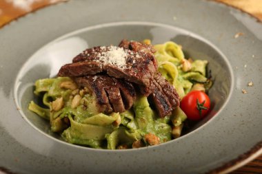 Taze salata tabağı ile karışık yeşillik