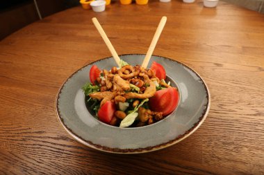 Taze salata tabağı ile karışık yeşillik