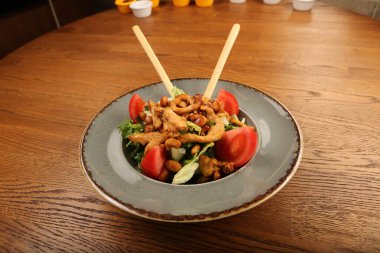 Taze salata tabağı ile karışık yeşillik