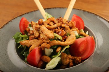 Taze salata tabağı ile karışık yeşillik