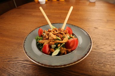 Taze salata tabağı ile karışık yeşillik