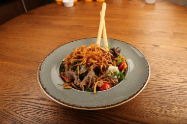 Taze salata tabağı ile karışık yeşillik