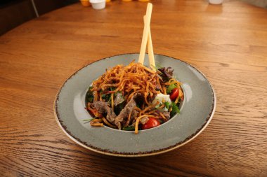 Taze salata tabağı ile karışık yeşillik