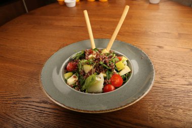 Taze salata tabağı ile karışık yeşillik