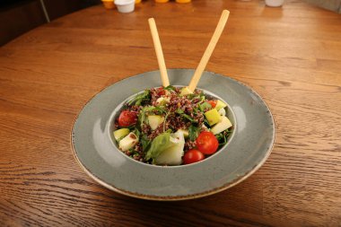 Taze salata tabağı ile karışık yeşillik