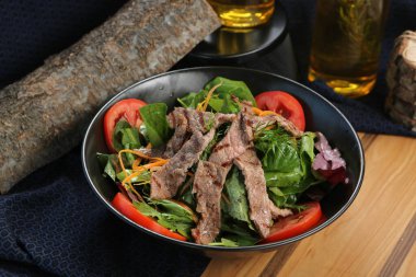 Taze salata tabağı ile karışık yeşillik