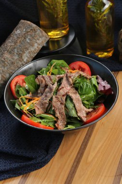 Taze salata tabağı ile karışık yeşillik