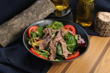 Taze salata tabağı ile karışık yeşillik