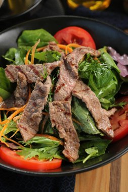 Taze salata tabağı ile karışık yeşillik