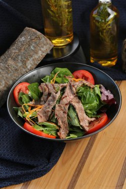 Taze salata tabağı ile karışık yeşillik