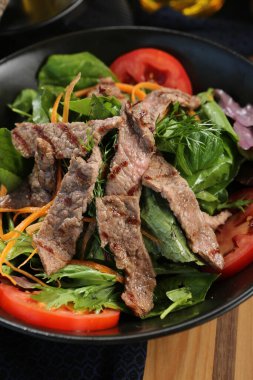 Taze salata tabağı ile karışık yeşillik