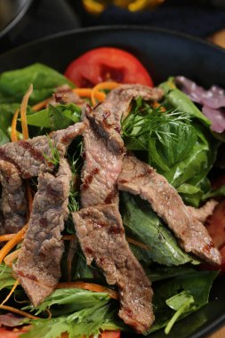 Taze salata tabağı ile karışık yeşillik