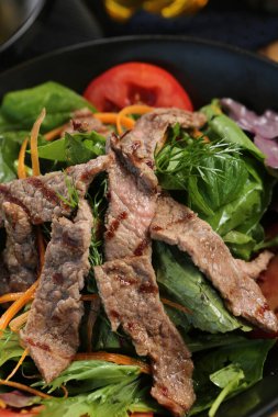 Taze salata tabağı ile karışık yeşillik