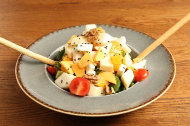 Taze salata tabağı ile karışık yeşillik