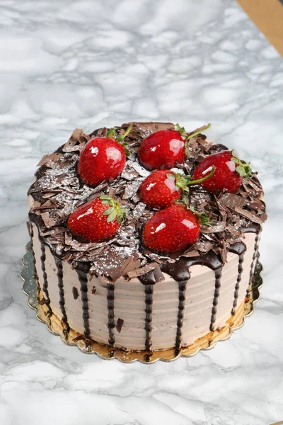 Tabuleiro Com Delicioso Bolo Mesa — Fotografia de Stock