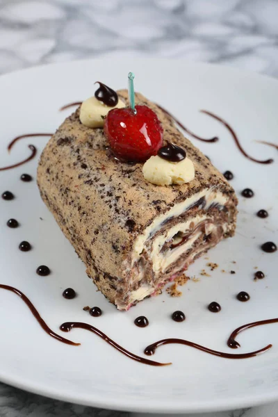 Masada lezzetli bir pasta var.