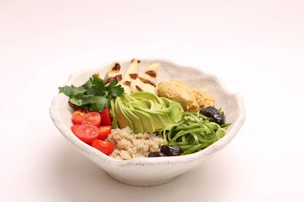 新鲜的沙拉盘子与混合的绿色 — 图库照片
