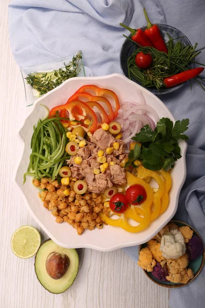 Taze salata tabağı ile karışık yeşillik