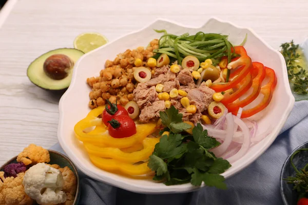 Taze salata tabağı ile karışık yeşillik